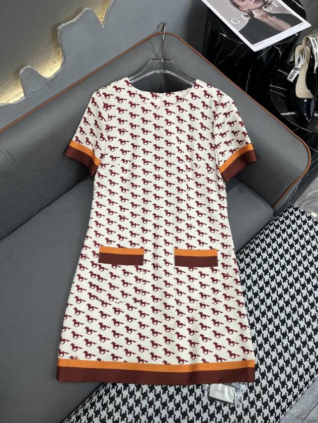 Gucc* 24Ss夏季新款短袖连衣裙圆领直筒版型 马图印花面料 版型超好 单色三码sml